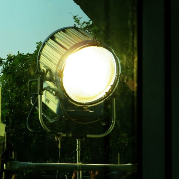 Refletor fresnel de iluminação cênica aceso ao ar livre