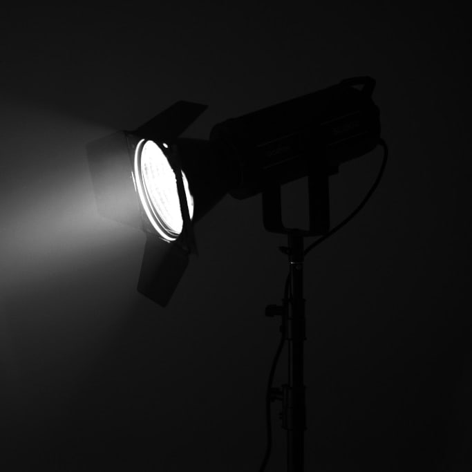 Refletor fresnel de iluminação cênica com bandeiras e feixe