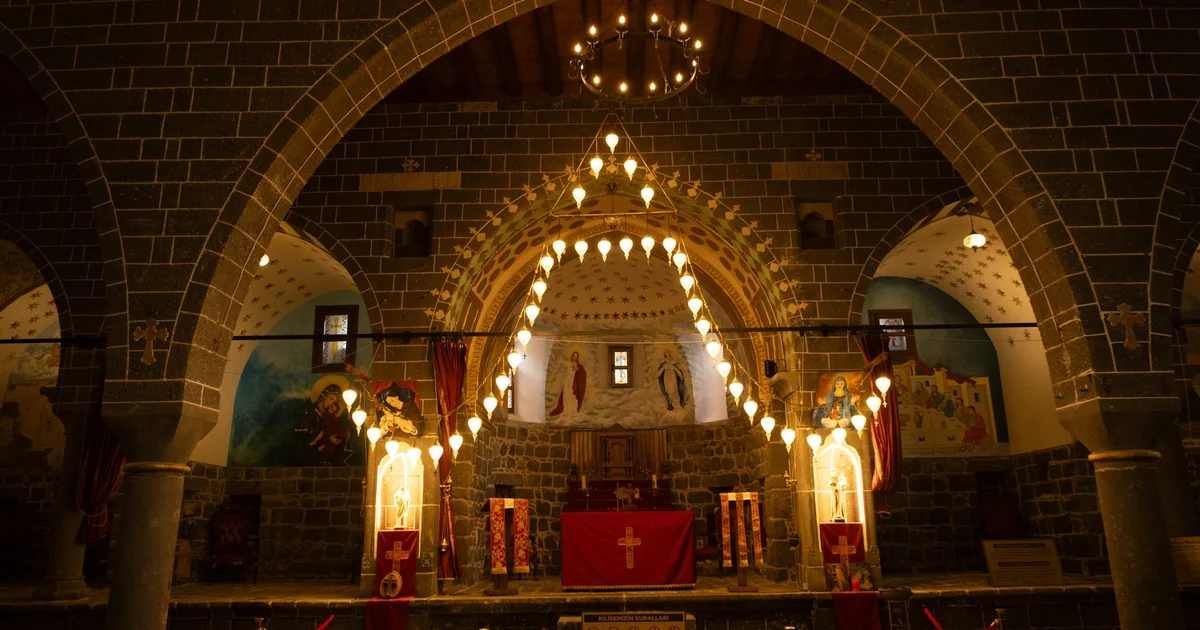 Iluminação Cênica em Templos: Criando Ambientes de Oração Eficazes