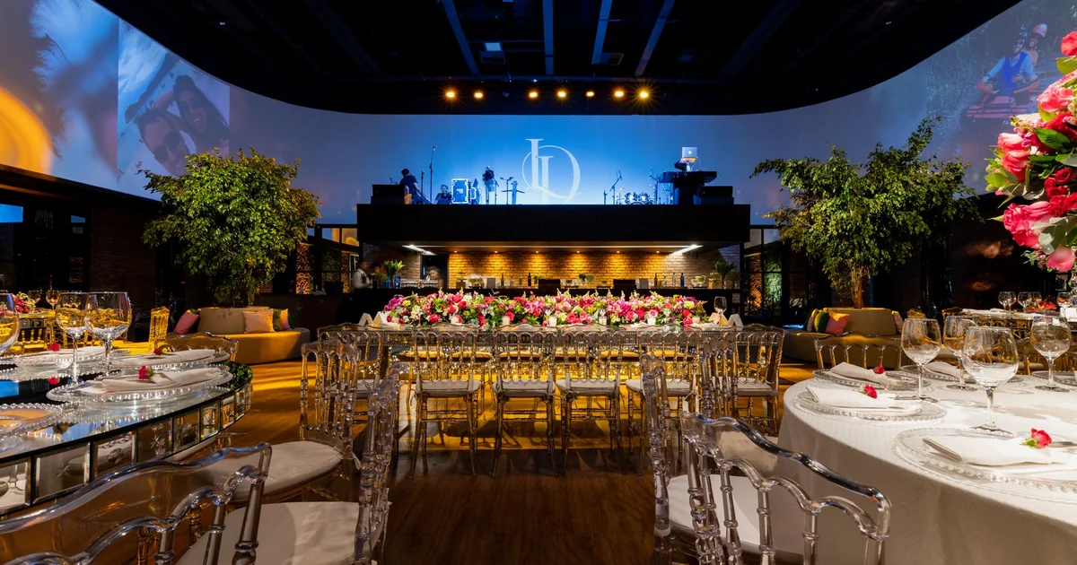 Iluminação Criativa em Eventos Corporativos: Transformando Ambientes com Estilo