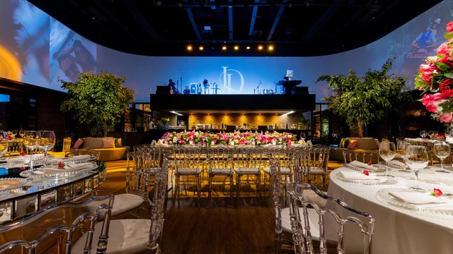 Iluminação Criativa em Eventos Corporativos: Transformando Ambientes com Estilo