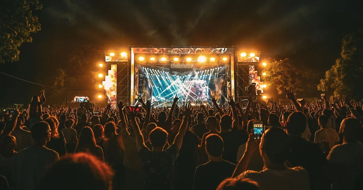 Como a Iluminação Dinâmica Transforma Festivais de Música no Brasil em 2024