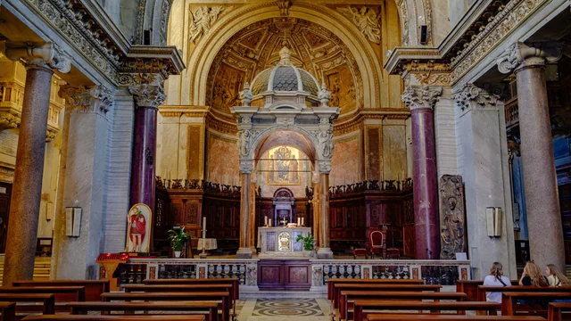 Guia Completo de Iluminação para Igrejas: Do Altar à Nave