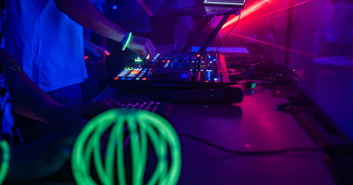 Como a Iluminação LED RGB Transforma Eventos Festivos no Brasil