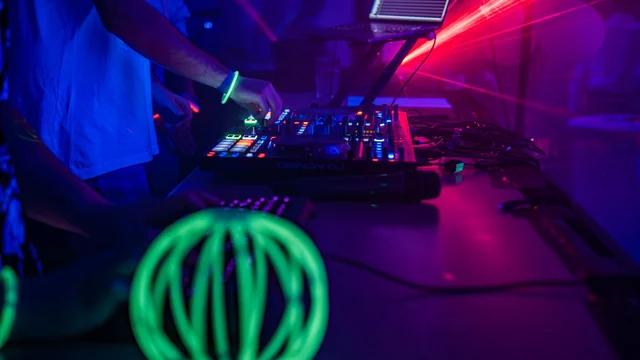 Como a Iluminação LED RGB Transforma Eventos Festivos no Brasil